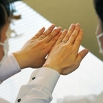 ゲイの新井智尊さんと田辺義宗さんの薬指に輝く結婚指輪＝神戸市内