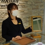 ２人を接客した栄美幸さん＝神戸市中央区三宮町２