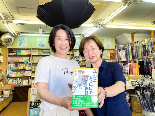 「今まさに暗中模索している人の役に立ってほしい」と話す中原美智子さん（左）と小林書店の小林由美子さん＝尼崎市立花町２