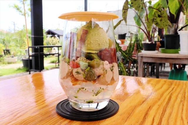 「苔パフェ」。カフェの外にはモデル庭園も＝ファミリーガーデン陽春園