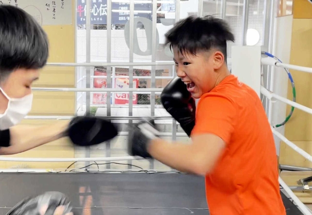 気迫を込めてミット打ちをする井上君＝西宮ＮＥＯボクシングジム