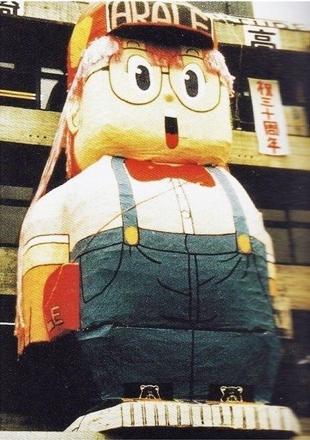 １９８１年に作ったのはドクタースランプ・アラレちゃん。「ほよよ」との声が聞こえてきそう＝尼崎北高校