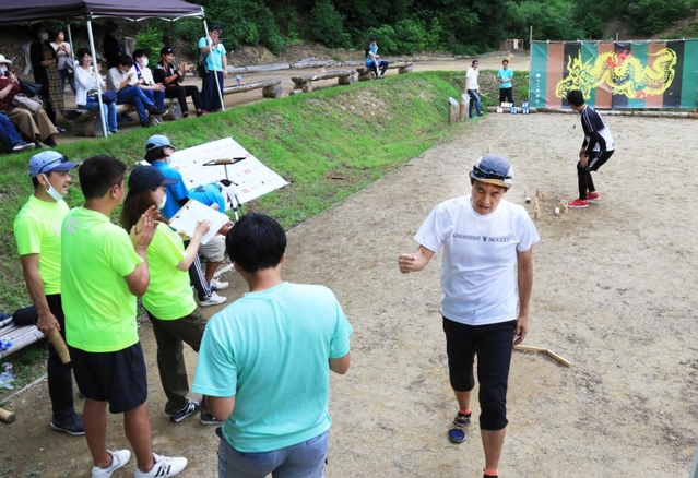 決勝で激戦を展開する３チームの選手ら＝満願寺