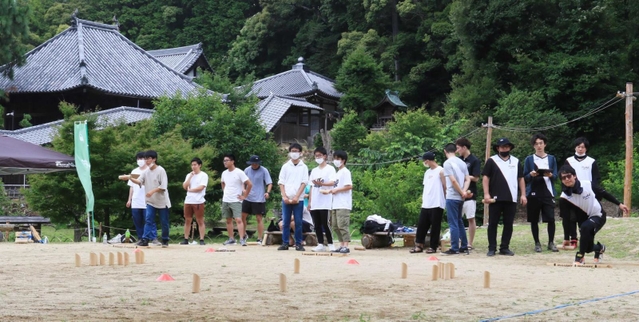 寺院を背景に熱戦が繰り広げられた＝満願寺
