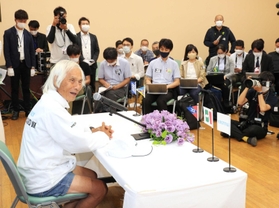 会見で航海を振り返る堀江さん＝西宮市西宮浜４（撮影・鈴木雅之）