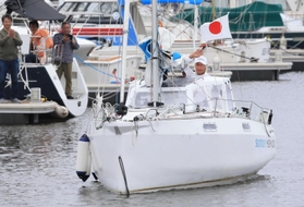 サントリーマーメイド３号の船上から手を振る堀江さん＝西宮市西宮浜４（撮影・斎藤雅志）