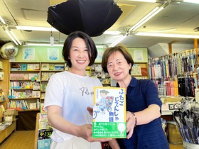「今まさに暗中模索している人の役に立ってほしい」と話す中原美智子さん（左）と小林書店の小林由美子さん＝尼崎市立花町２