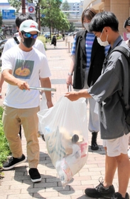 尼崎市内を中心にごみ拾いを始めたクリボラ部の高校生＝尼崎市潮江１