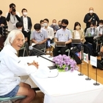 会見で航海を振り返る堀江さん＝西宮市西宮浜４（撮影・鈴木雅之）