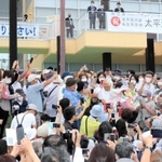 偉業を達成した堀江さんを祝福する人たち＝西宮市西宮浜４（撮影・斎藤雅志）＝西宮市西宮浜４