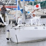 サントリーマーメイド３号の船上から手を振る堀江さん＝西宮市西宮浜４（撮影・斎藤雅志）