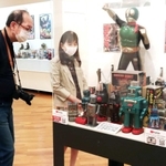 懐かしのおもちゃを眺める入館者＝芦屋市立美術博物館