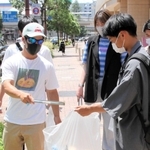 尼崎市内を中心にごみ拾いを始めたクリボラ部の高校生＝尼崎市潮江１