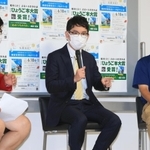 受賞作「あめつちのうた」について語る著者の朝倉宏景さん（中央）と阪神園芸の金沢健児・甲子園施設部長（右）ら＝甲子園歴史館