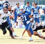 敵陣地に攻め込むチャレンジャーズの選手＝尼崎市西長洲町１、ベイコム陸上競技場