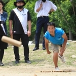 真剣なまなざしでモルック棒を投げる選手＝満願寺