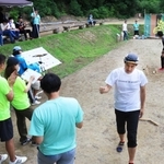 決勝で激戦を展開する３チームの選手ら＝満願寺