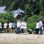 寺院を背景に熱戦が繰り広げられた＝満願寺