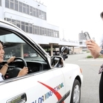 スマートフォンを使って動画撮影に取り組む祐碧衣さん（右）と中道早紀さん＝伊丹市池尻７、阪神自動車学院