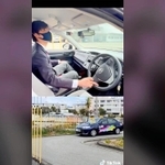 指導員が助手席に座り、補助ハンドルでクランクをバックする様子を紹介したＴｉｋ　Ｔｏｋの動画