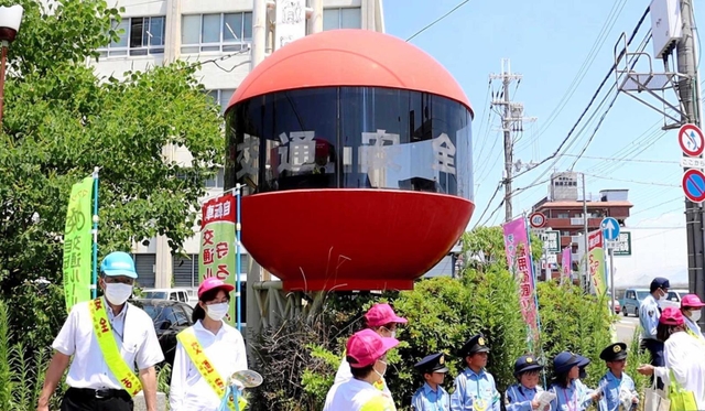 今年で撤去される交通安全祈念塔＝尼崎南署