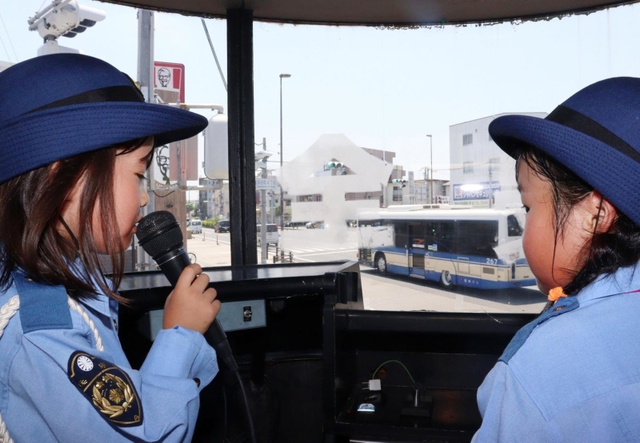 一日署長として赤い球体の中に入る保育園児たち＝尼崎南署