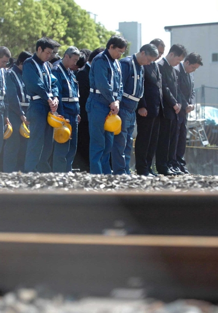 脱線事故現場近くで黙とうするＪＲ職員ら＝２００５年５月１７日午前９時１８分