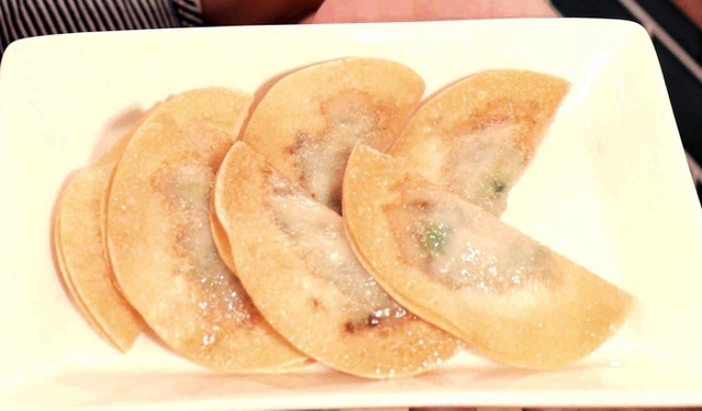 米粉の皮で包んで揚げたギョーザ
