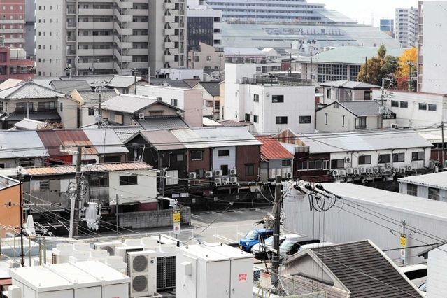かんなみ新地の周辺にはマンションや商業施設が並ぶ＝２０２１年１１月、尼崎市