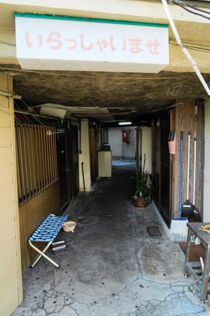 「かんなみ新地」の入り口＝尼崎市神田南通３