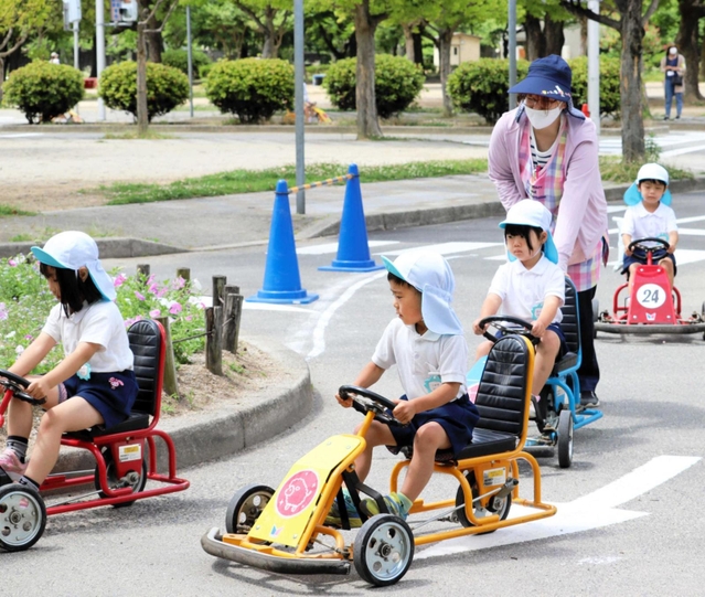 西武庫公園は市内の公園で２番目に広い約７・２ヘクタール。ゴーカートを運転して交通安全を学ぶ園児ら＝尼崎市武庫元町３