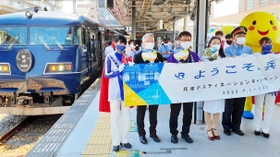 「銀河」の前で記念撮影する山崎晴恵市長（左から４人目）ら＝ＪＲ宝塚駅
