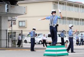 手信号で交通整理をする甲子園署員＝西宮市池開町１
