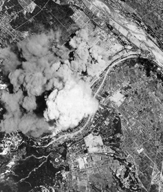 米軍が撮影した、仁川・武庫川合流点付近の川西航空機への爆撃（１９４５年、米国立公文書館所蔵）
