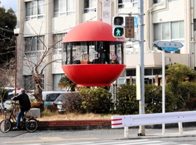 交差点を見渡すように立つ尼崎南署西分庁舎の「赤い球体」＝尼崎市浜田町４