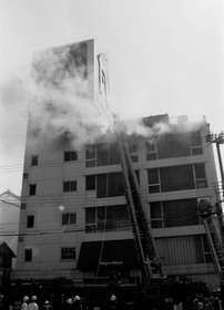 猛煙を上げる長崎屋尼崎店。１５人が犠牲となった＝１９９０年３月１８日、尼崎市神田北通４
