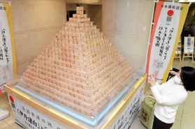 伊丹の「清酒造り」の歴史が日本遺産に認定され、高さ２メートルの酒升タワーがお目見えした＝２０２１年３月、伊丹シティホテル