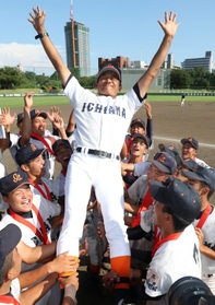 選手たちに胴上げされる市尼崎高の竹本修監督＝明石市の明石トーカロ球場