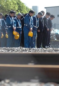 脱線事故現場近くで黙とうするＪＲ職員ら＝２００５年５月１７日午前９時１８分