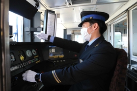 運転席に座り前方確認をする運転士＝ＪＲ姫路駅