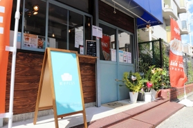 米粉揚げ餃子などが楽しめるギョーザ専門店「餃子ＰＬＵＳ」＝８月５日、尼崎市若王子２