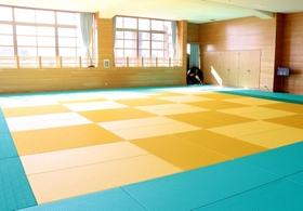 宝塚市立中学校の教員が生徒に対して体罰を行った武道場