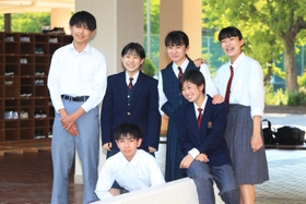 兵庫県猪名川町立清陵中学校の生徒会役員たち。生徒一人一人が笑顔で学べる学校を目標にしている＝猪名川町原