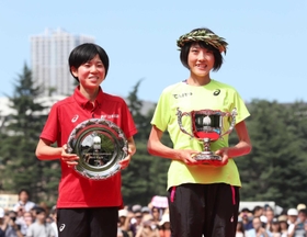 ともに五輪代表に内定し、笑顔で優勝杯を持つ前田穂南（右）と２位の鈴木亜由子＝２０１９年９月１５日午後、東京・明治神宮外苑