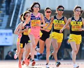 ＧＰ女子１万メートル　３３分２５秒で４位に入った前田穂南＝２０２１年４月２５日、ユニバー記念競技場
