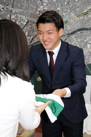 尼崎市の稲村和美市長を訪問した、オランダ１部リーグで活躍するサッカーの堂安律選手＝２０１８年６月１３日、尼崎市役所