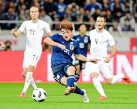 後半、ゴールを決める堂安律＝２０１８年１０月１６日、埼玉スタジアム