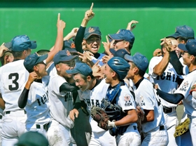 ３３年ぶり２度目の優勝を決め喜ぶ市尼崎ナイン
