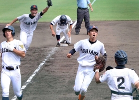 市尼崎－社　９回裏のピンチを抑え、喜ぶ市尼崎の平林（右から２人目）ら