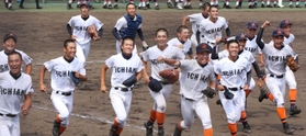 決勝進出を決め、応援スタンドに駆け出す市尼崎ナイン＝姫路ウインク球場